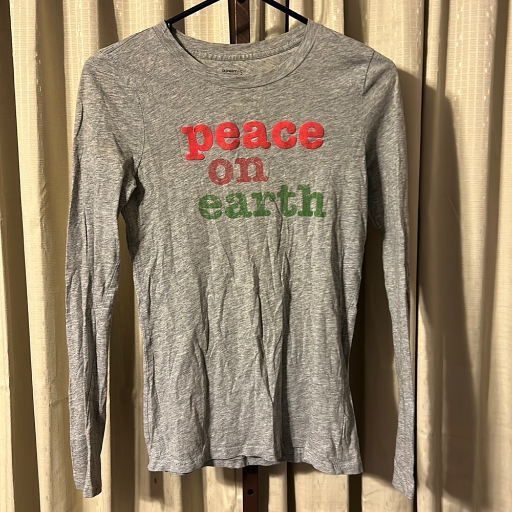 Old Navy - Juniors Peace on Earth Christmas t shirt